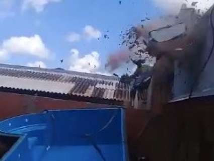 Vídeo mostra queda de piscina sobre residências no Coophamat