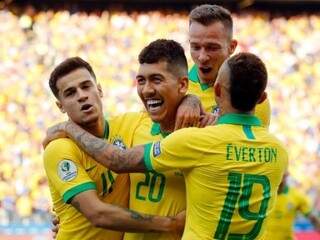 Jogadores brasileiros comemoram o gol de Roberto Firmino, camisa 20 da seleção (Foto: Divulgação)
