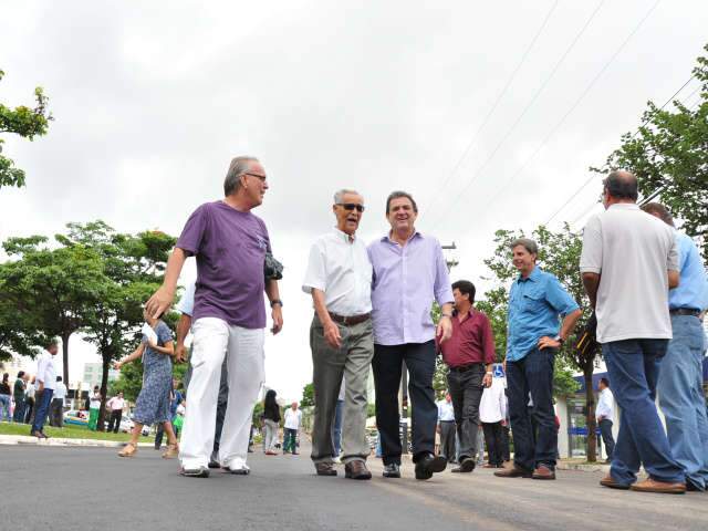  &ldquo;Quer agradar? Ent&atilde;o asfalta a rua&rdquo;, diz Wilson Barbosa Martins em inaugura&ccedil;&atilde;o