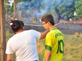 Moradora relata que sobrinho precisou fazer inalação por conta da fumaça. (Foto: João Garrigó)