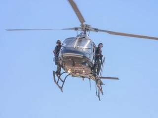 Helicóptero do Grupamento Aéreo da PM foi mobilizado para a ação (Foto: Marcos Maluf)