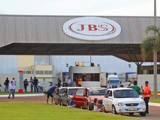 Fachada da unidade do JBS na Capital (Foto: Marcos Ermínio)