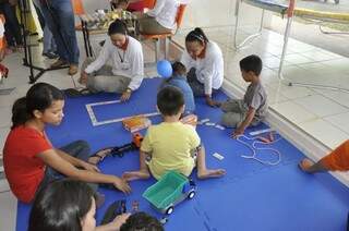 Crianças tiveram espaço para brincar enquanto mães ouviam tudo atentamente (Foto: Marcelo Calazans)