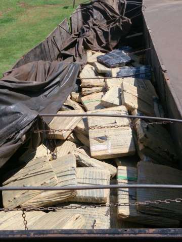 PF prende caminhoneiro de 60 anos com 10 toneladas de maconha