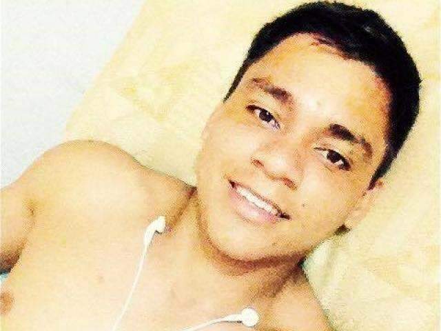 Jovem &eacute; assassinado com pelo menos dois tiros no interior