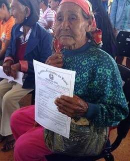 Dona Justina recebeu seu primeiro documento civil aos 102 anos (Foto: Assessoria - Bianca Caruso)