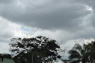 Segundo Inmet, o  céu terá nuvens e deve chover durante a tarde e o início da noite. (Foto: Marcelo Calazans/Arquivo)