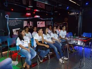 Alunos participaram de palestras dentro do caminhão Nossa Energia. (Foto: Energisa)