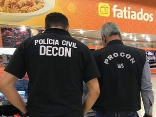 Decon e Procon fizeram fiscalização no supermercado. (Foto: Divulgação/Procon)