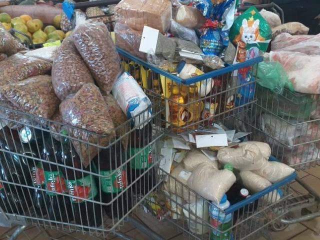 Supermercado sem alvar&aacute; &eacute; autuado por vender produtos vencidos