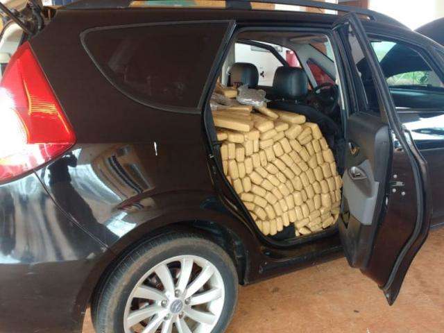 PRF apreende dois carros com 1.300 quilos de maconha na BR-463