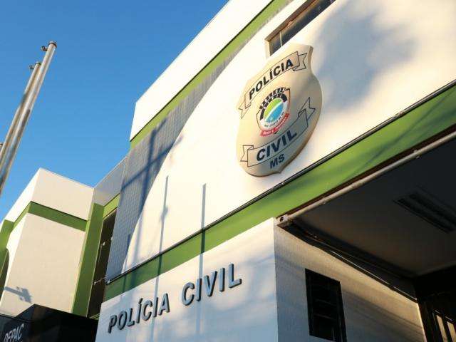 Motorista de aplicativo &eacute; for&ccedil;ado a ficar nu, amea&ccedil;ado e roubado por travestis