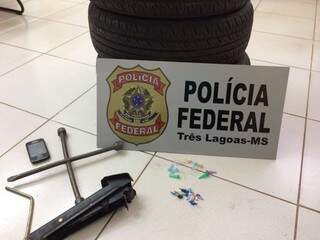 Rodas roubadas e drogas encontradas na casa de um dos alvos de mandado de prisão durante as buscas nesta manhã (Foto: PF/Divulgação)