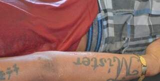 Vítima tinha apelido tatuado no braço. (Foto: Edição de Notícias)