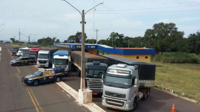PRF apreende 9 ve&iacute;culos com carga de cigarros avaliada em R$ 6 mi