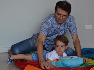 Djalma Flores Blans brincando com o netinho Augusto de 2 anos (Foto: Alana Portela)