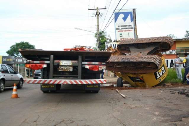 Escavadeira de 15 ton cai de caminh&atilde;o e causa lentid&atilde;o no tr&acirc;nsito