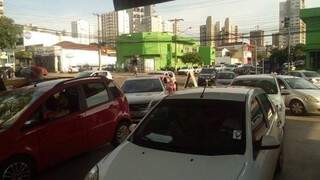 Localizado no cruzamento das ruas Marechal Rondon e Padre João Crippa, gasolina a R$ 3,19 está formando filas e congestionando trânsito. (Foto: Direto das Ruas)
