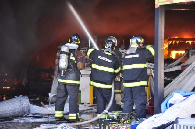 Bombeiros usaram 100 mil litros de &aacute;gua para apagar inc&ecirc;ndio no Planeta Real