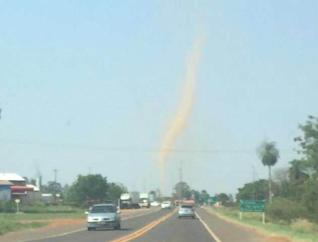 Mini tornado na sa&iacute;da para Sidrol&acirc;ndia impressiona motoristas 