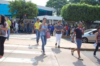 Alunos deixam a faculdade duas horas depois do início da prova. Para eles, o tempo foi suficiente. (Foto: Simão Nogueira)