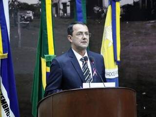 Cirilo Ramão discursa na sessão desta noite na câmara de Dourados (Foto: Divulgação)
