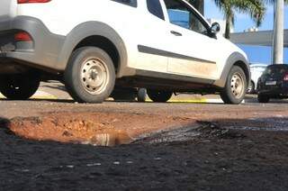 Na Rua Alagoas, os buracos também causam transtornos. (Foto: Alcides Neto)