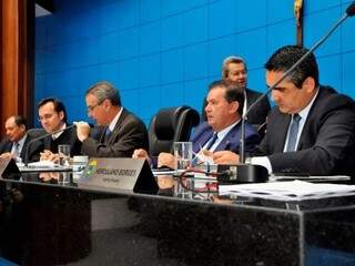 Deputados Zé Teixeira (DEM), Paulo Corrêa (PSDB), Eduardo Rocha (MDB) e Hercualno Borges (SD), na mesa diretora (Foto: Luciana Nassar/ALMS)