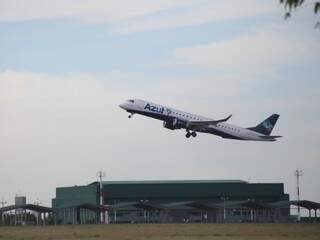 Aeronave decolando do Aeroporto de Campo Grande (Foto: Marcos Ermínio)