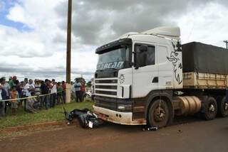 A motociclista foi esmagada pela carreta bi-trem (Foto: Dourados News)