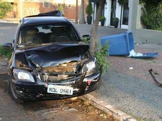 O veículo modelo Chevrolet Celta com placas de Manaus amanheceu destruído na Antônio Maria Coelho. (Foto: Fernando Antunes) 