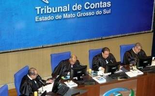 Conselheiros do TCE tomando a decisão nesta terça-feira (Foto:  Roberto Araújo/TCE)