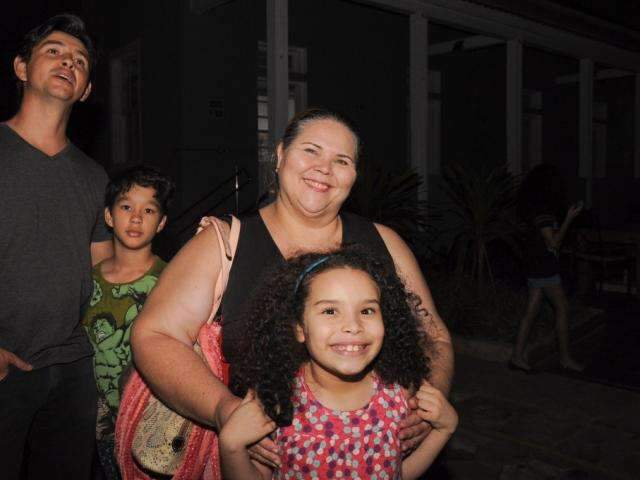 Eclipse dura pouco, grupo n&atilde;o v&ecirc; lua vermelha, mas experi&ecirc;ncia empolga