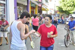 Divulgação acontece no meio da rua, com a degustação. (Foto: João Garrigó)