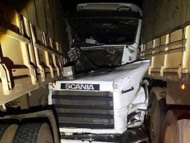 Colis&atilde;o envolvendo tr&ecirc;s carretas interdita a rodovia MS-276