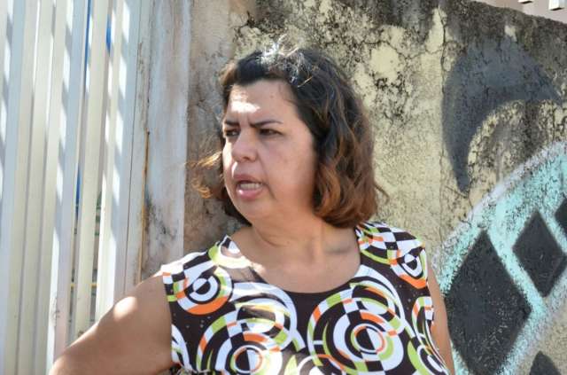 Carro colide em cruzamento, capota e atinge dois ve&iacute;culos estacionados