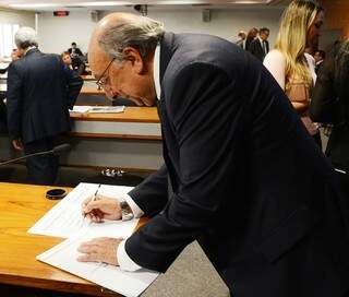 Pedro Chaves assinou o termo de posse e assumiu a vice-presidência do Conselho de Etica do Senado (Foto: Divulgação/Assessoria)