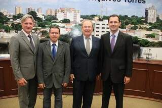 Dos quatro integrantes da mesa diretora, só Cirilo Ramão (1º à direita) assume cargo pela primeira vez; os demais foram reeleitos (Foto: Divulgação/Thiago Morais)