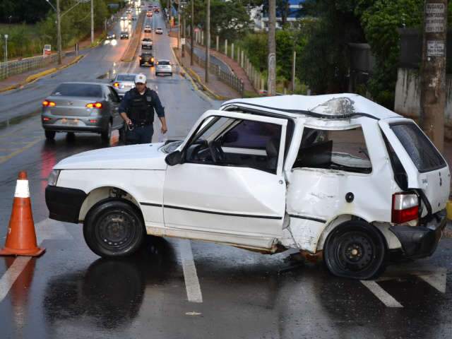  Tr&acirc;nsito registra capotamento e aquaplanagem em Campo Grande