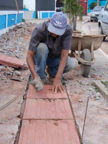  Trabalhadores da constru&ccedil;&atilde;o e lojas faturam com lei que regula cal&ccedil;adas