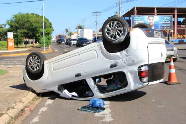 Ve&iacute;culos colidem em cruzamento, um capota e motoristas se acusam 