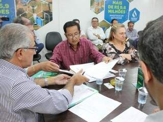 Prefeito Edinho Takazono entrega reivindicações a governador (Foto: Chico Ribeiro)
