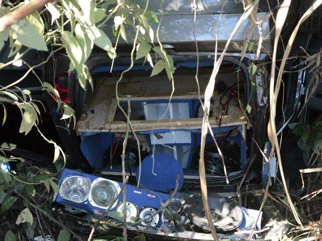 Carro capota e tr&ecirc;s pessoas ficam feridas em rodovia a caminho de evento 