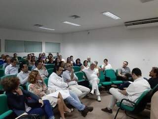 Médicos durante audiência realizada na noite desta segunda-feira (24), em Campo Grande. (Foto: Sindmed-MS) 