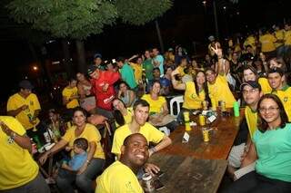 Animados, torcedores lotaram bares de Campo Grande (Foto: Cleber Gellio)