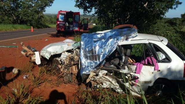Colis&atilde;o entre carro e carreta mata motorista e crian&ccedil;a na BR-262