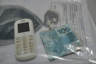 Jovem portava 24 papelotes de droga e disse que venderia cada um por R$ 10 (Foto: Osvaldo Duarte/Dourados News)
