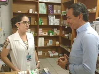 Prefeito visitou CRS do Tiradentes, onde constatou baixo estoque de remédios. (Foto: Alberto Dias/Arquivo)