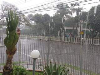 Chuva forte no cruzamento das ruas Goiás com a da Paz (Foto: Viviane Oliveira) 