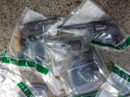 Suspeitos estavam com tr&ecirc;s armas e tentaram fugir atirando em policiais